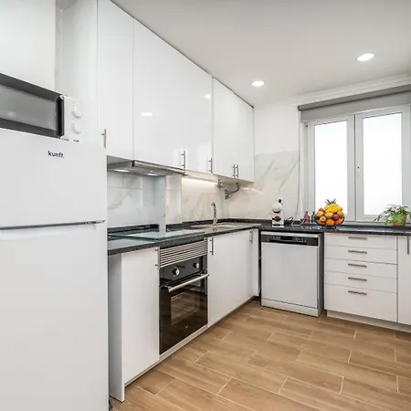 Bright & Spacious Flat W/ Balcony By Host Wise