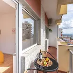 Bright & Spacious Flat W/ Balcony By Host Wise *