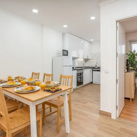Hostwise - Bright & Spacious Flat W/ Balcony *