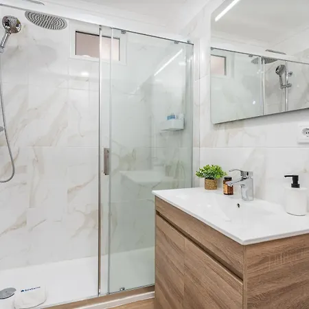 Hostwise - Bright & Spacious Flat W/ Balcony