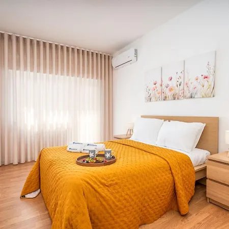 Apartment Hostwise - Bright & Spacious Flat W/ Balcony *