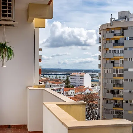 Bright & Spacious Flat W/ Balcony By Host Wise Lejlighed