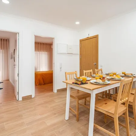 Apartment Hostwise - Bright & Spacious Flat W/ Balcony