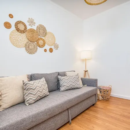 Hostwise - Bright & Spacious Flat W/ Balcony Apartment *