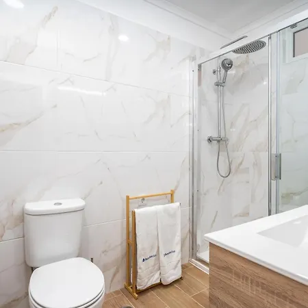 Apartment Hostwise - Bright & Spacious Flat W/ Balcony *