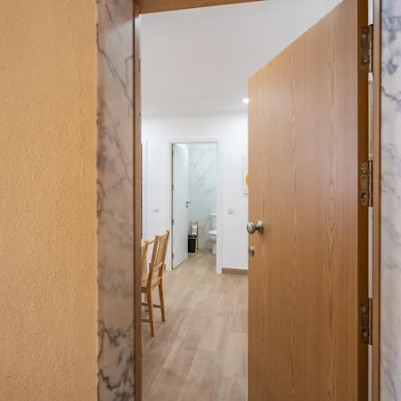 Hostwise - Bright & Spacious Flat W/ Balcony *