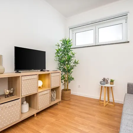 Hostwise - Bright & Spacious Flat W/ Balcony