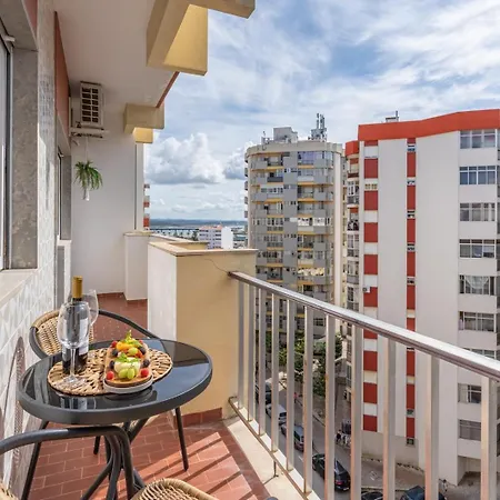 Apartment Hostwise - Bright & Spacious Flat W/ Balcony *