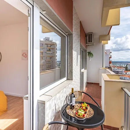 Hostwise - Bright & Spacious Flat W/ Balcony *