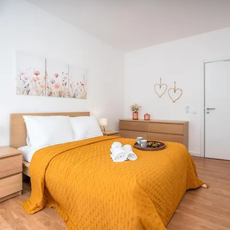 Hostwise - Bright & Spacious Flat W/ Balcony