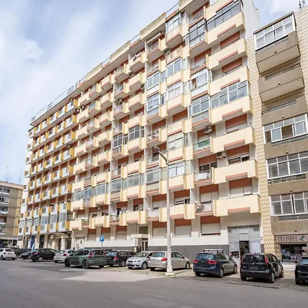 Apartment Hostwise - Bright & Spacious Flat W/ Balcony